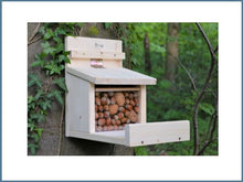 Laden Sie das Bild in den Galerie-Viewer, Eichhörnchen Futterhaus "Villa Wim"